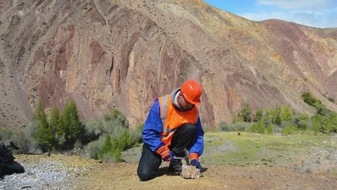 Hammering with a geologists hammer on stone Stock Footage 83515316