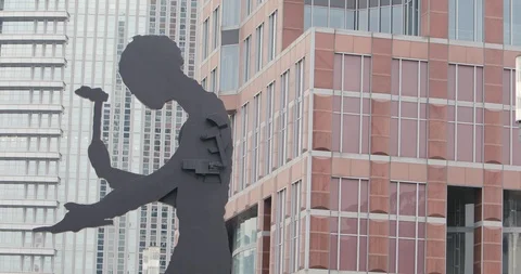 Hammering Man statue  in Frankfurt  Stock Footage 106570938