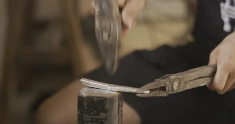 Hammering silver point Stockbeeldmateriaal 141367589