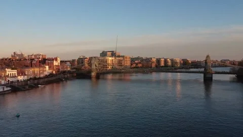 Hammersmith bridge across River Thames in west London. Vidéo 296884675