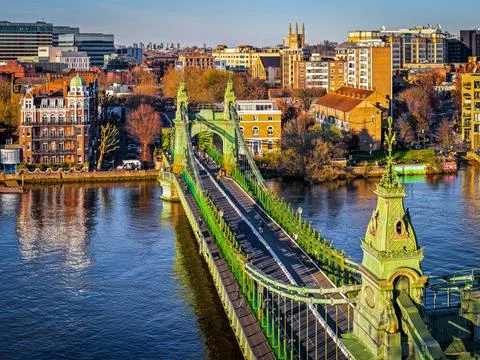 Hammersmith Bridge Over River Thames with London Skyline in Golden Light Fotos Stock