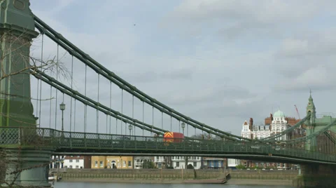 Hammersmith Bridge zoom out 스톡 동영상 37090249