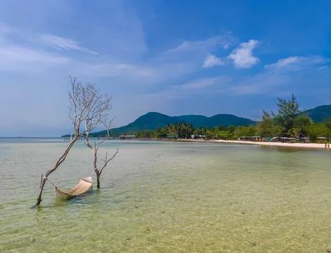 Hammock over water between 2 trees at sea in a tropical Asian resort in Vietnam 스톡 사진