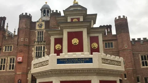 HAMPTON COURT PALACE Stock Footage 135539719