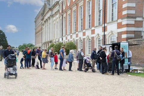 Hamtpton courrt  palace que  for  ice  cream Stock Photos
