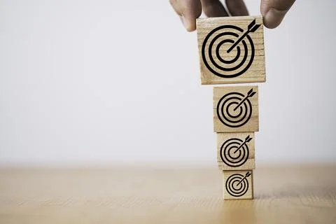 Han putting the biggest target board on wooden block for enhance business o.. Stock Photos