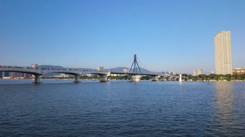 Han River Bridge and Riverside Cityscape in Da Nang, Vietnam 스톡 동영상 347935862