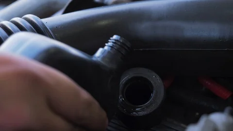 Hand adding oil to engine twisting cap to close slow motion Vídeo Stock 107610087