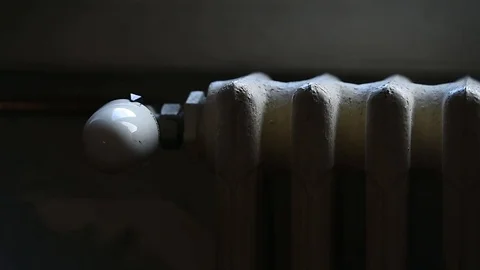 Hand adjust the heating of a radiator by controlling the thermostat Video stock 101306388