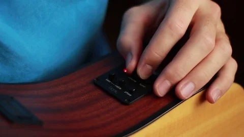Hand adjusting the guitar equalizer Vídeo Stock 72814181