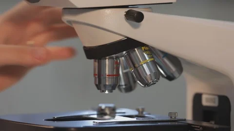 Hand adjusting microscope lenses 库存影片 91078423