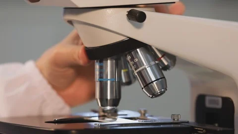 Hand adjusting microscope lenses 库存影片 91078442