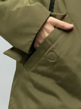 Hand adjusting olive jacket sleeve fold Foto stock