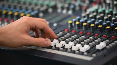 Hand adjusting professional audio mixer Vídeos de archivo 62523791