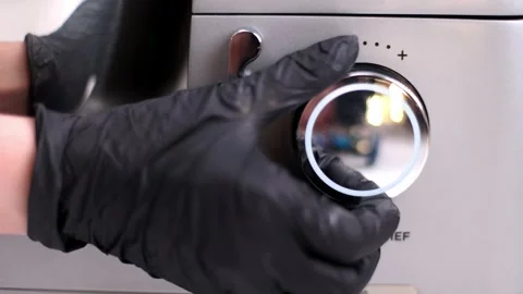 The hand adjusts the power level by turning the dial Vidéo 275146110