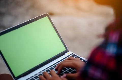 Hand and computer to work with computer. Online Business Through computer Tec Stockfoto's