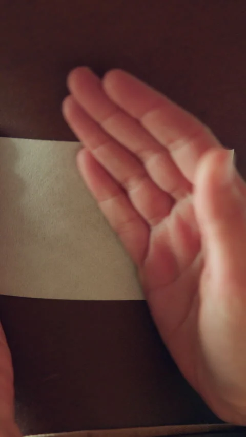 Hand, application or pain relief patch on back for muscle tension management, Vídeos de archivo 319856260
