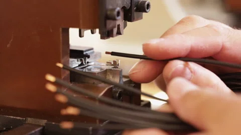 Hand apply wire connector terminals to electric wires using a crimping machine Video stock 139744994