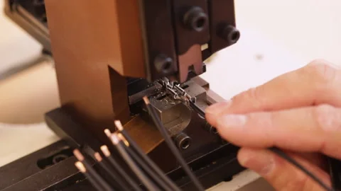 Hand apply wire connector terminals with a crimping machine Видео 149828686