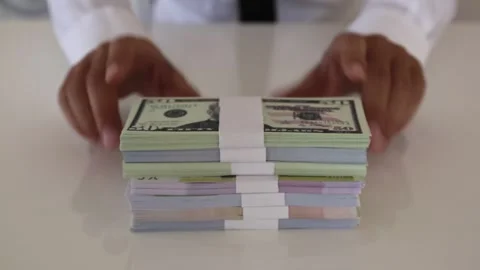 Hand Arranging Multiple Currency Banknotes Vidéo 340902894