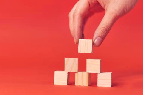 Hand arranging wood cube stacking as step stair. Business concept growth success Foto stock