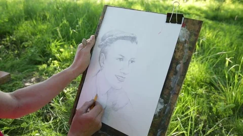 The hand of the artist draws a woman's portrait Vídeos de archivo 76326053