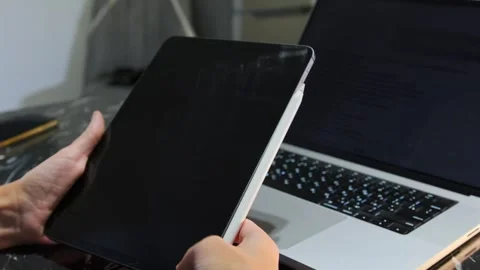 Hand attaching digital pen to tablet using magnetic mount, close-up of stylus 库存影片 333650150