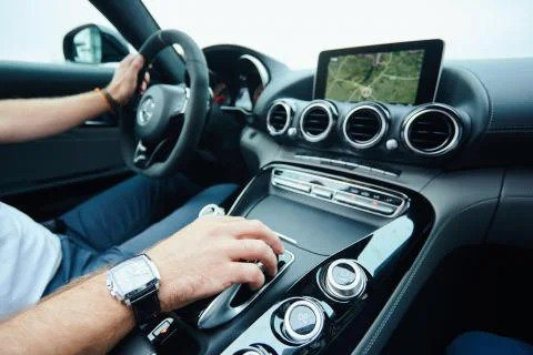 Hand on automatic gear shift, Man hand shifting an automatic car Stockfoto's