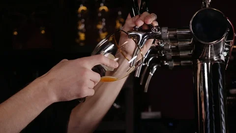 Hand of bartender pouring a large lager beer in tap in a restaurant or pub. Vídeo Stock 97826652