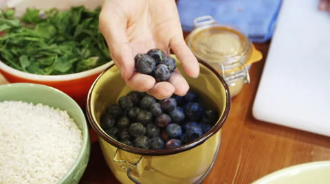 Hand in berry bowl 動画素材 34684324