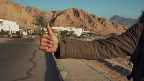 Hand of black guy showing thumb up sign as hitchhiking gesture Vidéo 101368366