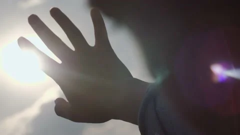 Hand Blocking Sunlight Видео 169582768