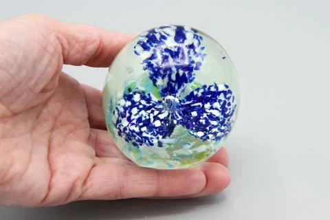 Hand Blown Egg Shaped Paperweight, Controlled Bubbles Floral Paper Weight Fotos Stock