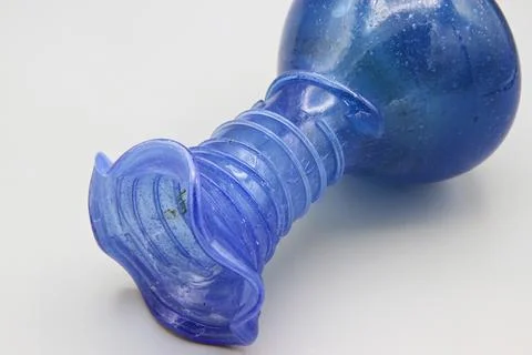 Hand Blown Glass Small Blue Vase, Mini Trumpet Vase With Ruffle Edge, Vintage Stock-Fotos