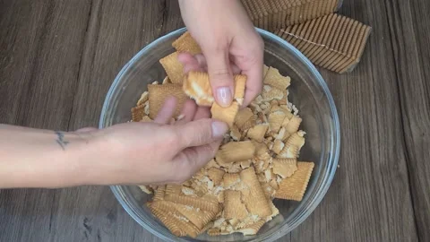 Hand Breaking A Biscuits 库存影片 171750725