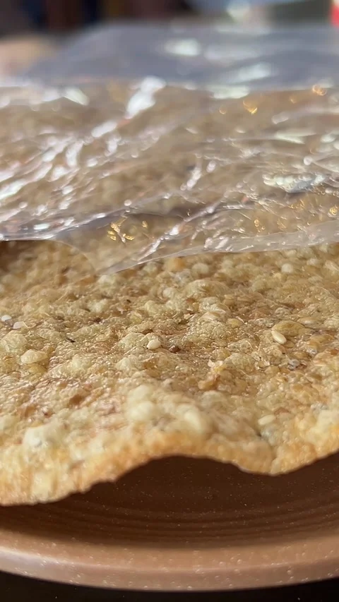 Hand breaks the flatbread Crispy flatbread hand paratha and roasting it on live Vídeo Stock 306682004