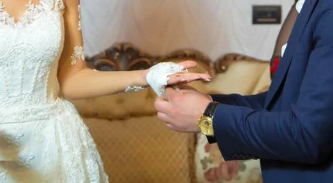 The hand of the bride is attached to the bow . The bride puts the handkerchie Foto stock