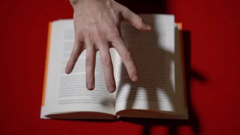 The hand browses through the pages of the book with telekinesis Video stock 120314919