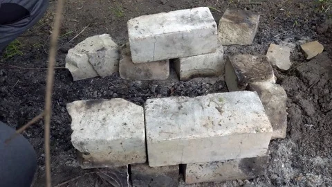 Hand building a grill out of bricks Video stock 75533900