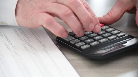 Hand of businessman using calculator, close-up Video stock 108968683