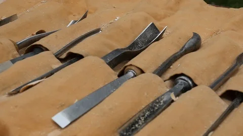 Hand carving woodwork using a rasp. Tools for the wood working Vidéo 95582188