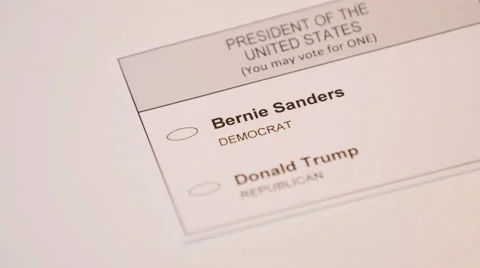 Hand casting a ballot paper to Bernie Sanders 스톡 동영상 64455293