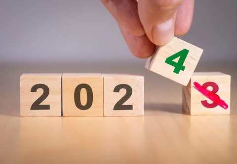 Hand changing the number 3 to 4 to symbolize the change of year from 2023 to Foto stock