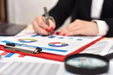 Hand checks start up report Foto stock