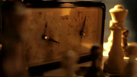 The hand of the chess clock rotates rapidly during the game. Timelapse. Video stock 156708302