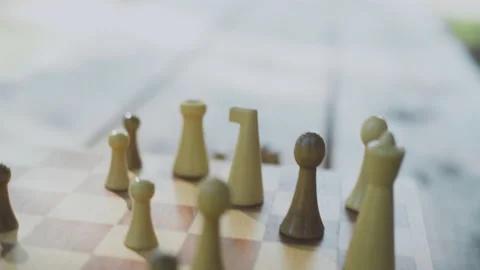 Hand with chess piece Stockbeeldmateriaal 171723340