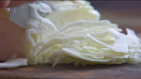 Hand chopping cabbage in the kitchen Vídeos de archivo 76140060