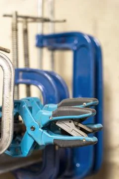 Hand clamps on the welding table in the auto repair shop 库存照片