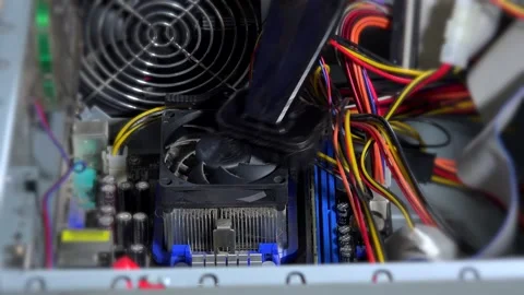 Hand clean the inside of the computer with a special brush. 4K Vídeos de archivo 172431923