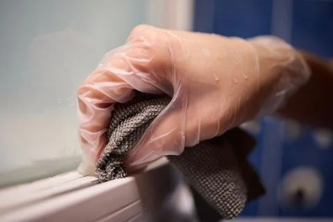 Hand Cleaning Shower with Squeegee Ensuring Hygiene and Freshness in Action Foto stock